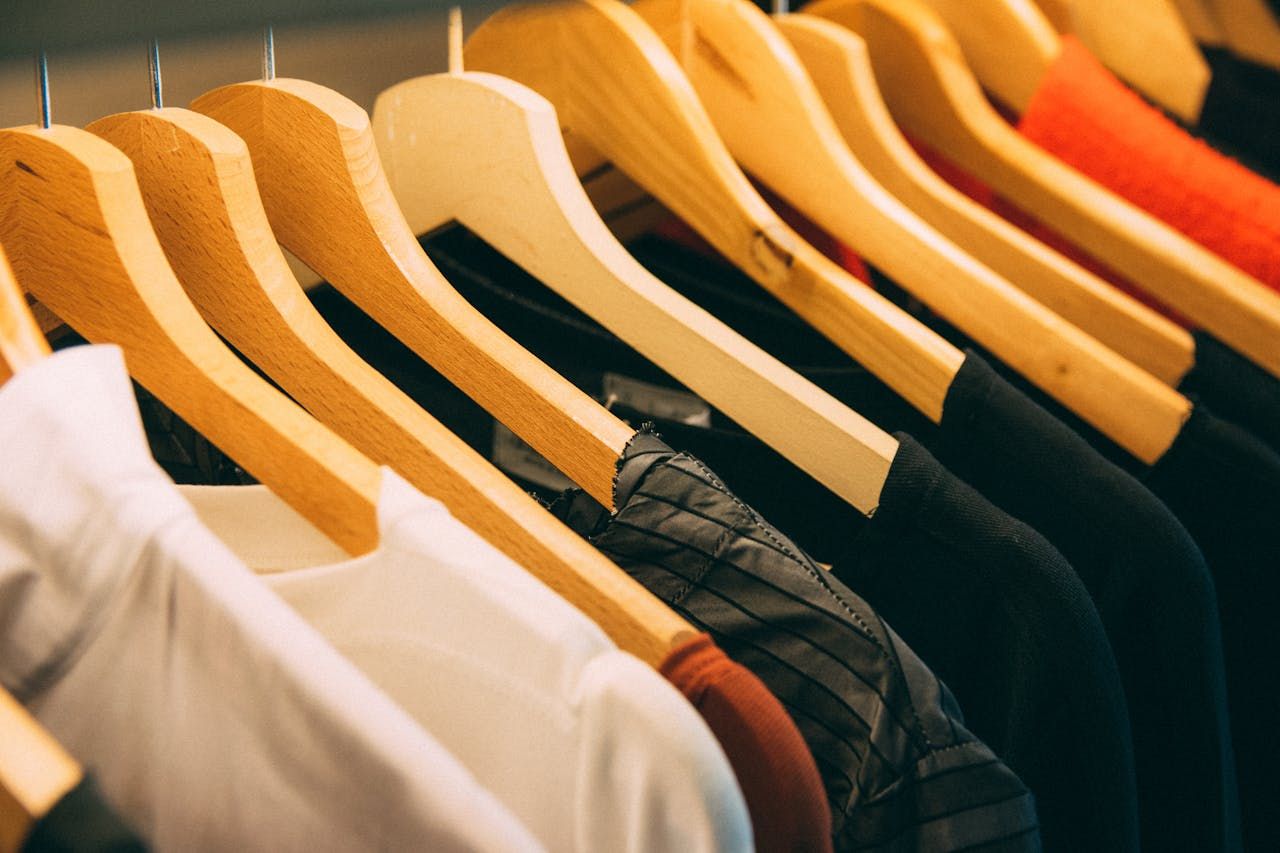 Foto de Kai Pilger: https://www.pexels.com/pt-br/foto/roupas-variadas-996329/