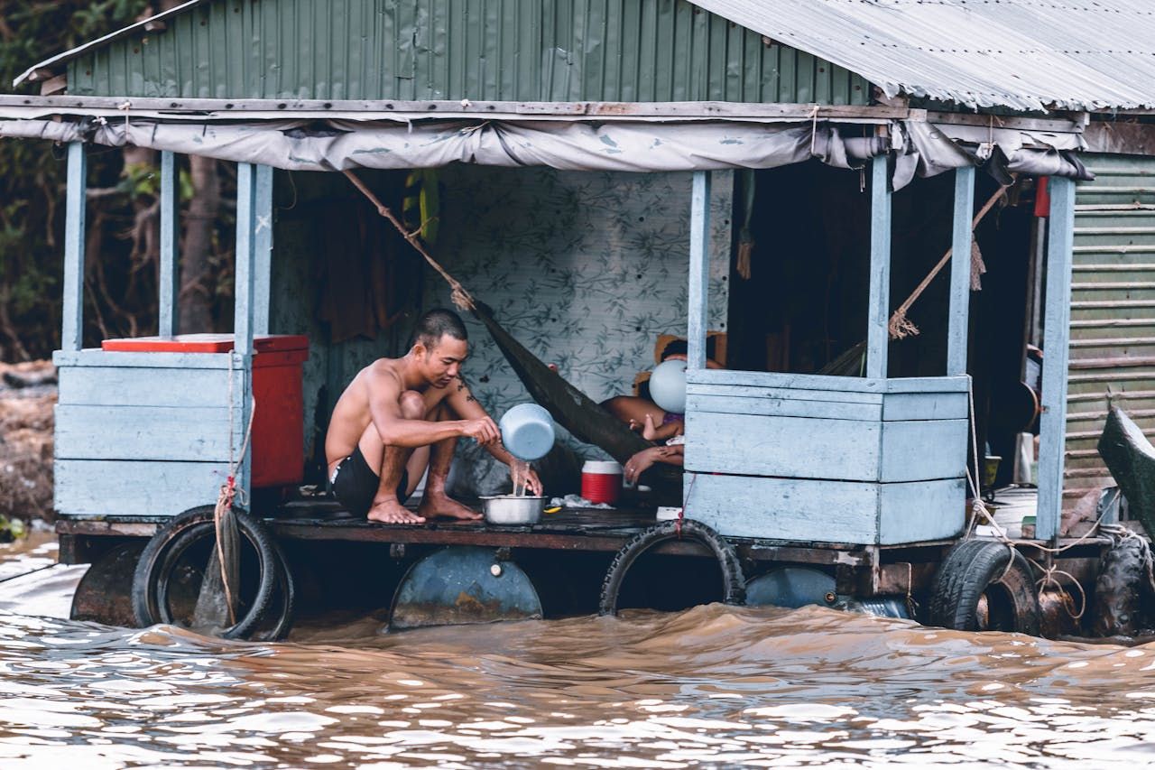 Foto de hitesh choudhary: https://www.pexels.com/pt-br/foto/homem-despejando-agua-da-dipper-na-casa-azul-e-cinza-1739855/
